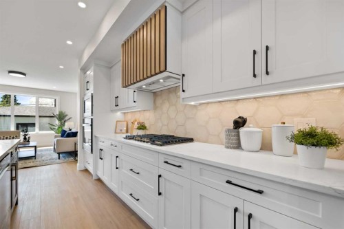 7931 47 Avenue Nw, Calgary, AB - Indoor Photo Showing Kitchen With Upgraded Kitchen