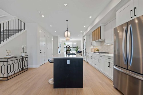 7931 47 Avenue Nw, Calgary, AB - Indoor Photo Showing Kitchen With Stainless Steel Kitchen With Upgraded Kitchen