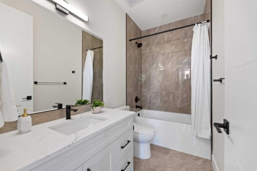 7931 47 Avenue Nw, Calgary, AB - Indoor Photo Showing Bathroom