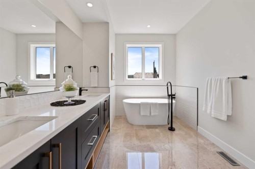 7931 47 Avenue Nw, Calgary, AB - Indoor Photo Showing Bathroom