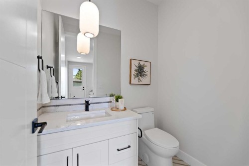 7931 47 Avenue Nw, Calgary, AB - Indoor Photo Showing Bathroom