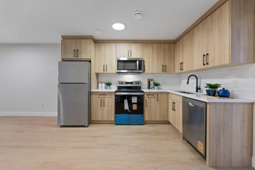 7931 47 Avenue Nw, Calgary, AB - Indoor Photo Showing Kitchen With Stainless Steel Kitchen