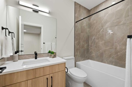 7931 47 Avenue Nw, Calgary, AB - Indoor Photo Showing Bathroom