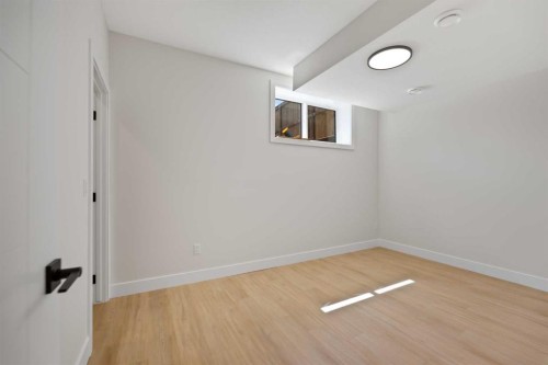 7931 47 Avenue Nw, Calgary, AB - Indoor Photo Showing Other Room