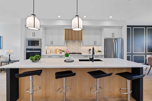 7931 47 Avenue Nw, Calgary, AB - Indoor Photo Showing Kitchen With Stainless Steel Kitchen With Upgraded Kitchen