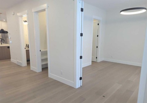 320 15 Street Nw, Calgary, AB - Indoor Photo Showing Other Room