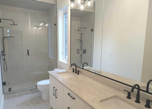 320 15 Street Nw, Calgary, AB - Indoor Photo Showing Bathroom