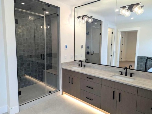 320 15 Street Nw, Calgary, AB - Indoor Photo Showing Bathroom