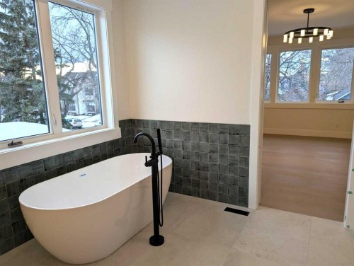 320 15 Street Nw, Calgary, AB - Indoor Photo Showing Bathroom