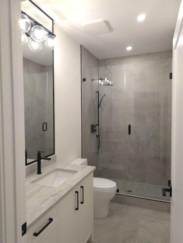 320 15 Street Nw, Calgary, AB - Indoor Photo Showing Bathroom