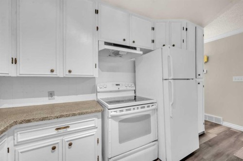 1527 52 Street Se, Calgary, AB - Indoor Photo Showing Kitchen