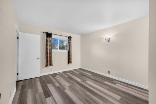 1527 52 Street Se, Calgary, AB - Indoor Photo Showing Other Room