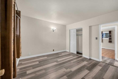 1527 52 Street Se, Calgary, AB - Indoor Photo Showing Other Room