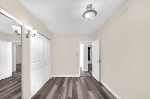 1527 52 Street Se, Calgary, AB - Indoor Photo Showing Other Room