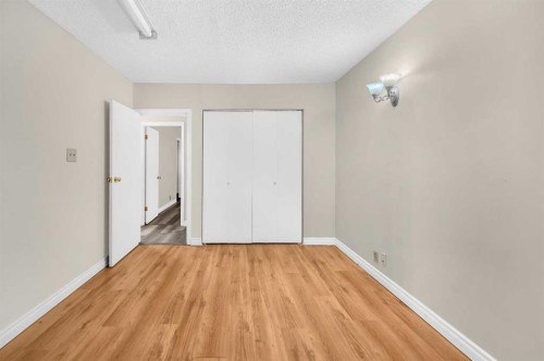 1527 52 Street Se, Calgary, AB - Indoor Photo Showing Other Room