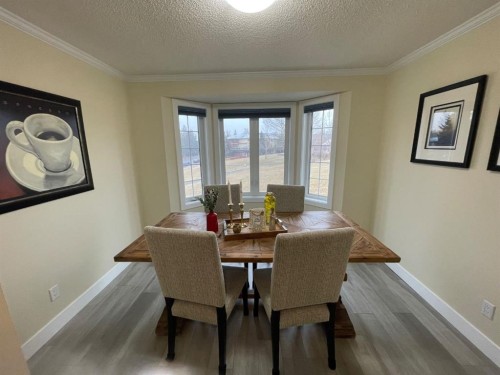 2 Richelieu Court Sw, Calgary, AB - Indoor Photo Showing Dining Room