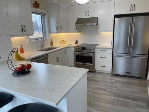 2 Richelieu Court Sw, Calgary, AB - Indoor Photo Showing Kitchen With Double Sink With Upgraded Kitchen