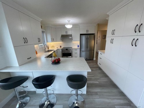 2 Richelieu Court Sw, Calgary, AB - Indoor Photo Showing Kitchen