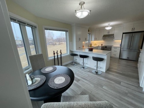 2 Richelieu Court Sw, Calgary, AB - Indoor Photo Showing Kitchen