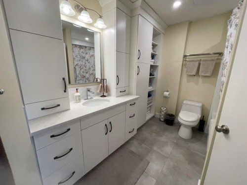 2 Richelieu Court Sw, Calgary, AB - Indoor Photo Showing Bathroom