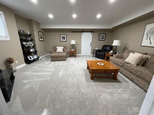 2 Richelieu Court Sw, Calgary, AB - Indoor Photo Showing Other Room