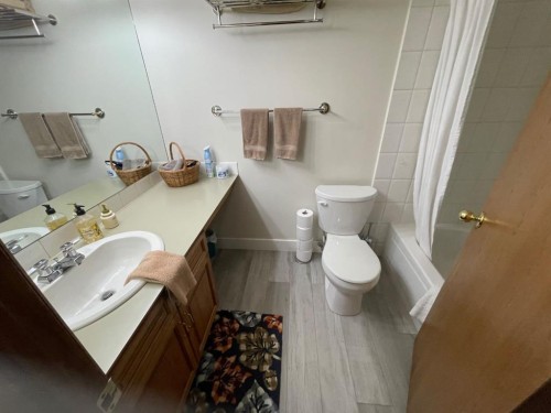 2 Richelieu Court Sw, Calgary, AB - Indoor Photo Showing Bathroom