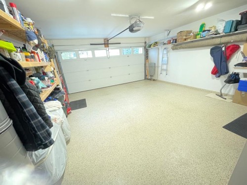 2 Richelieu Court Sw, Calgary, AB - Indoor Photo Showing Garage