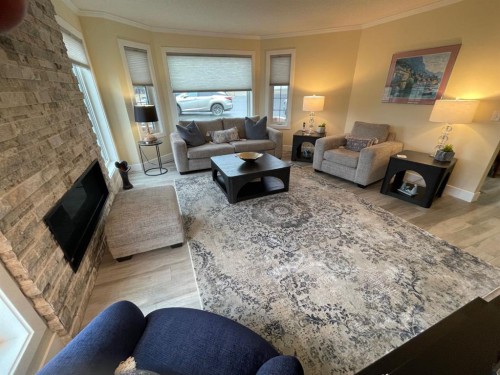 2 Richelieu Court Sw, Calgary, AB - Indoor Photo Showing Living Room