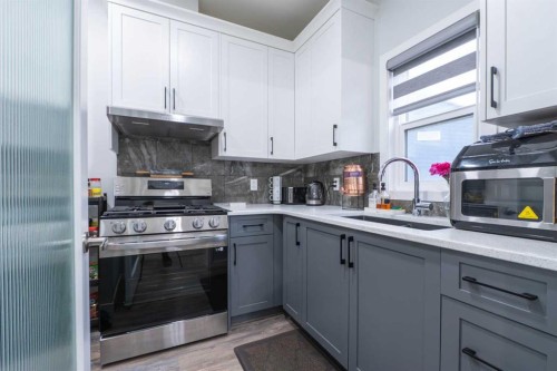 1153 Chinook Gate Bay Sw, Airdrie, AB - Indoor Photo Showing Kitchen
