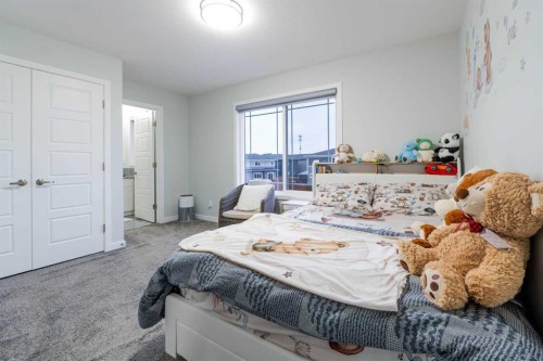 1153 Chinook Gate Bay Sw, Airdrie, AB - Indoor Photo Showing Bedroom