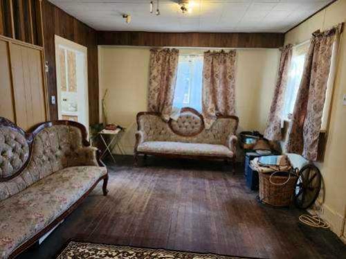 217 1 Street North, Lomond, AB - Indoor Photo Showing Living Room