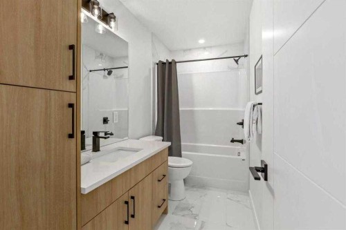409-200 Belvedere Boulevard Se, Calgary, AB - Indoor Photo Showing Bathroom