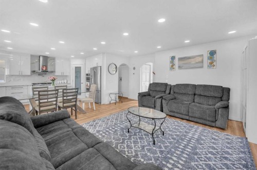 300 Taracove Estate Drive Ne, Calgary, AB - Indoor Photo Showing Living Room