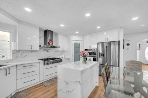 300 Taracove Estate Drive Ne, Calgary, AB - Indoor Photo Showing Kitchen With Upgraded Kitchen