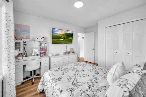 300 Taracove Estate Drive Ne, Calgary, AB - Indoor Photo Showing Bedroom