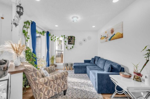 300 Taracove Estate Drive Ne, Calgary, AB - Indoor Photo Showing Living Room