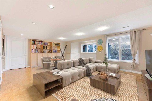 10 Tusslewood Heights Nw, Calgary, AB - Indoor Photo Showing Living Room