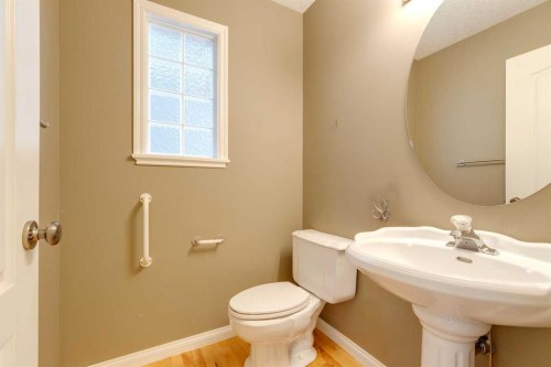 826 18 Avenue Nw, Calgary, AB - Indoor Photo Showing Bathroom