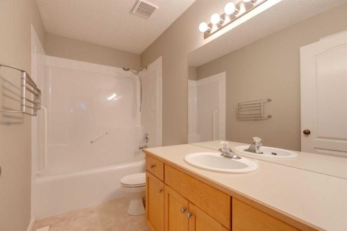 826 18 Avenue Nw, Calgary, AB - Indoor Photo Showing Bathroom