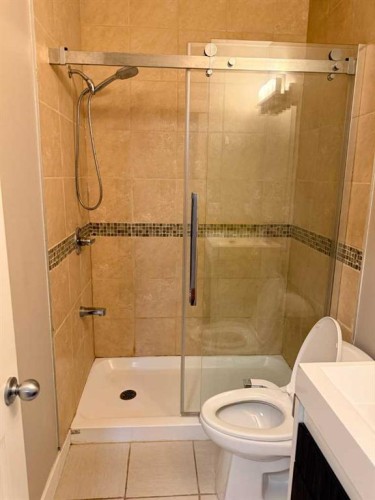 672 Taradale Drive Ne, Calgary, AB - Indoor Photo Showing Bathroom