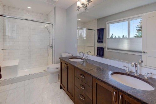 3111 Breen Crescent Nw, Calgary, AB - Indoor Photo Showing Bathroom
