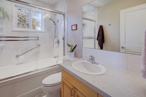 3111 Breen Crescent Nw, Calgary, AB - Indoor Photo Showing Bathroom