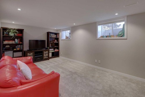 3111 Breen Crescent Nw, Calgary, AB - Indoor Photo Showing Other Room