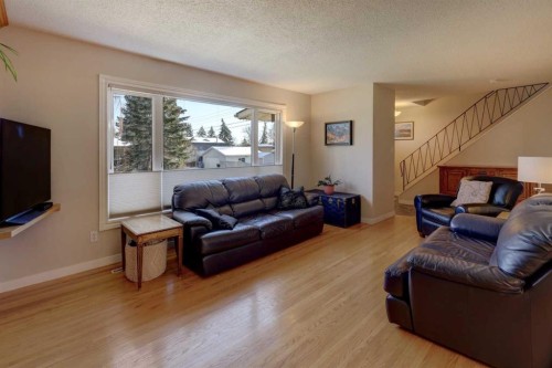 3111 Breen Crescent Nw, Calgary, AB - Indoor Photo Showing Living Room