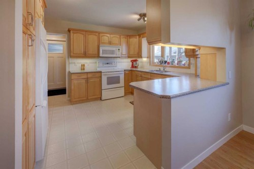 3111 Breen Crescent Nw, Calgary, AB - Indoor Photo Showing Kitchen With Double Sink