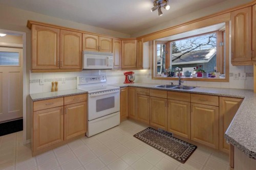 3111 Breen Crescent Nw, Calgary, AB - Indoor Photo Showing Kitchen With Double Sink