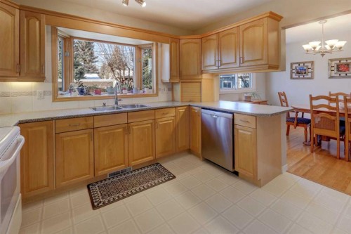 3111 Breen Crescent Nw, Calgary, AB - Indoor Photo Showing Kitchen With Double Sink