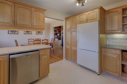 3111 Breen Crescent Nw, Calgary, AB - Indoor Photo Showing Kitchen