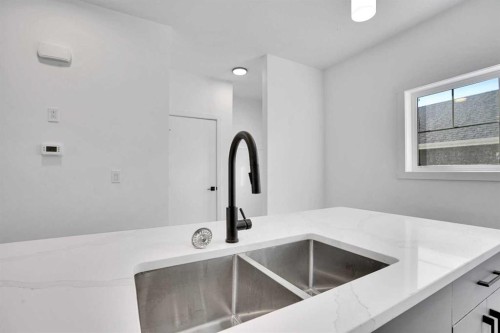 59 Baysprings Terrace Sw, Airdrie, AB - Indoor Photo Showing Kitchen