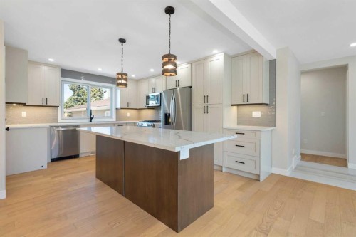 924 Canna Crescent Sw, Calgary, AB - Indoor Photo Showing Kitchen With Upgraded Kitchen